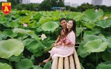 Thiếu nữ Hà thành nô nức khoe sắc cùng mùa sen nở